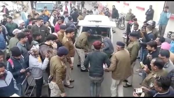 Gwalior news: रेलवे स्टेशन पर ट्रैफिक पुलिस की टोह वैन से कुचलकर हुई रेलवे के रिटायर्ड कर्मचारी की मौत