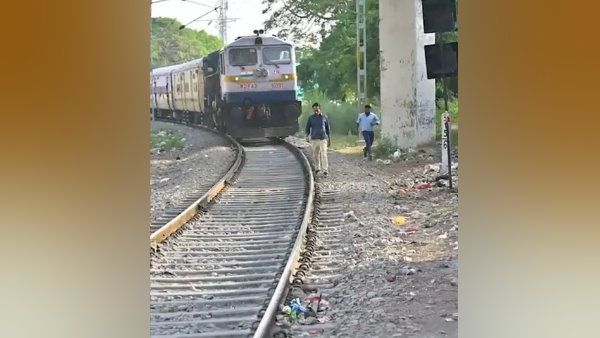 फ्लाइंग Kiss करके ट्रेन को रोका, फिर ट्रैक से हटकर चलता बना युवक... लेकिन ड्राइवर की वजह से वायरल हो गया VIDEO