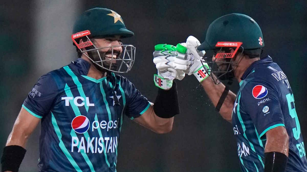 AFG vs PAK: शर्मनाक हार के बाद पाकिस्तानी फैंस को याद आए बाबर और रिजवान, कहा- इनके बिना टीम अधूरी है