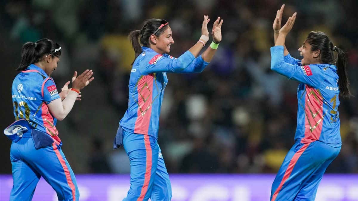 WPL के फाइनल में पहुंची मुंबई इंडियंस, एलिमिनेटर मैच में यूपी वॉरियर्स को 72 रन से हराया