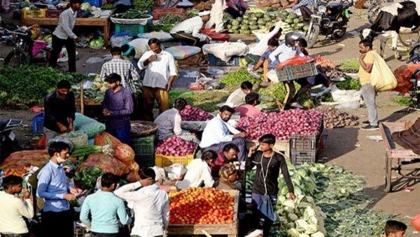 Price Rise: मौसम की मार से फिर बढ़ी मंहगाई