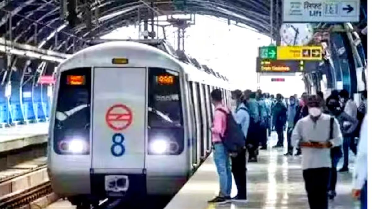 Metro Romance: रोमांस की दुनिया: ऊफ ! मेट्रो की यह इश्कबाजी