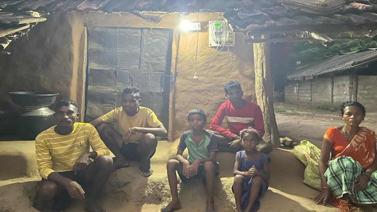 Chhattisgarh: छत्तीसगढ़ प्रशासन की मेहनत रंग लाई, 2 दशक बाद पहुंची सुकमा जिले के कुंदेड़ में बिजली
