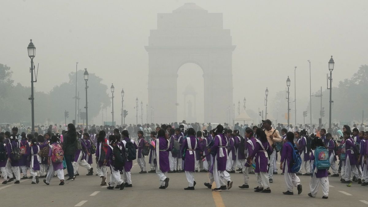 प्रदूषण को देखते हुए दिल्ली सरकार का बड़ा फैसला, कल से स्कूलों में विंटर वेकेशन