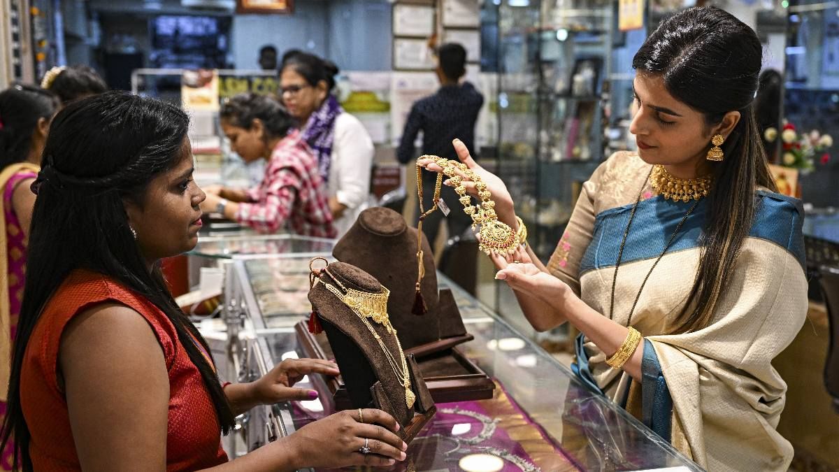 Gold Rate Today: सोने की कीमतों में आई गिरावट, 3 मई को कितना सस्ता हुआ गोल्ड, जानें अपने शहर का भाव