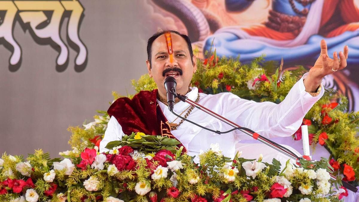 Pradeep Mishra: कौन हैं प्रदीप मिश्रा? जिन्होंने लड़कियों की नाभि को सुरक्षा से जोड़ा, ढकने की दे डाली सलाह