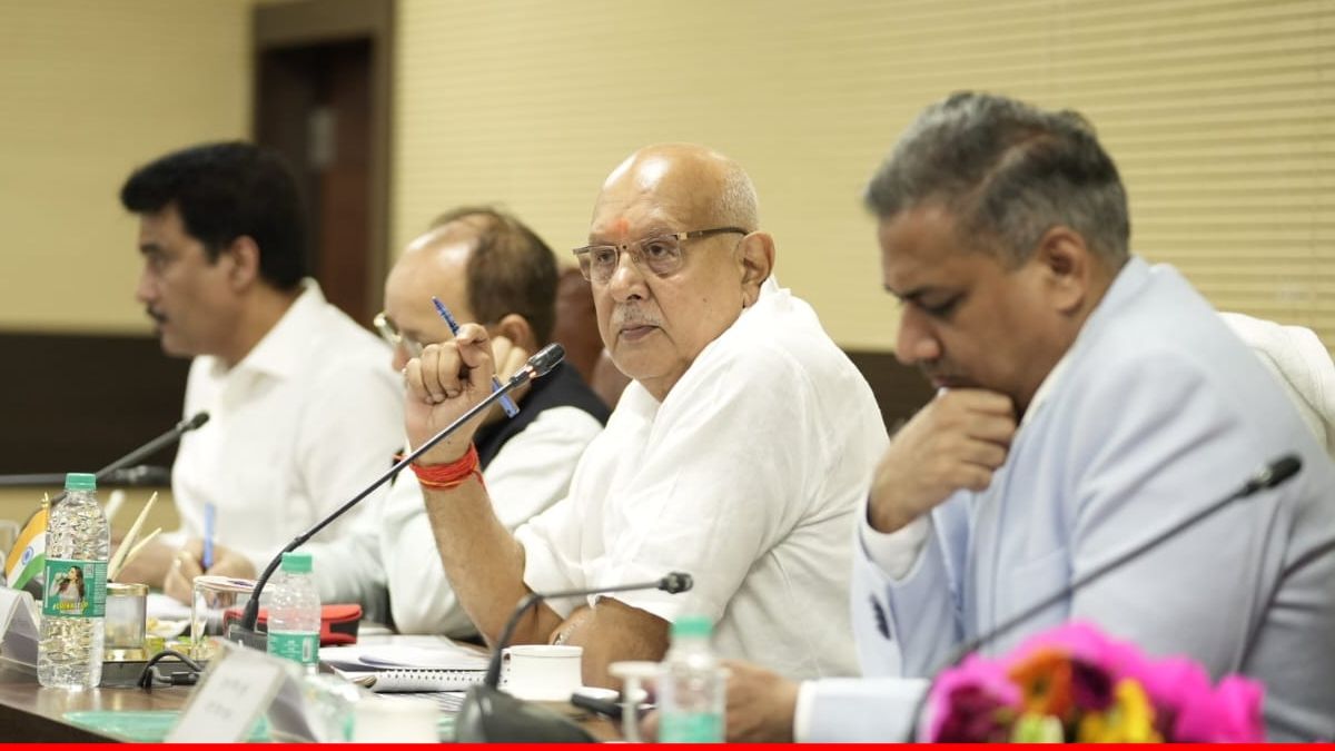 Varanasi News: उर्वरक की आपूर्ति पर कृषि मंत्री का सख्त निर्देश, कालाबाज़ारी करने वालों पर होगी कार्रवाई