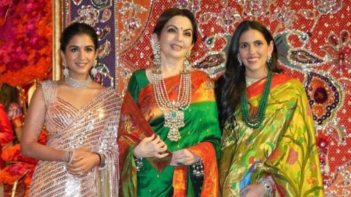 नीता अंबानी की आंखों से ही कांप उठती हैं बहुएं ? फंक्शन में सास को देख घबराईं राधिका मर्चेंट, कर बैठीं ये गलती