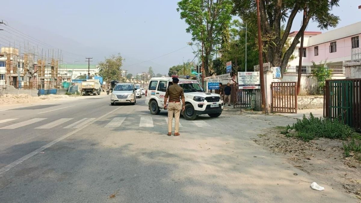 Uttarakhand Governor: बाल-बाल बचे राज्यपाल गुरमीत सिंह, तकनीकी दिक्कत के बाद हेलीकॉप्टर की इमरजेंसी लैंडिंग