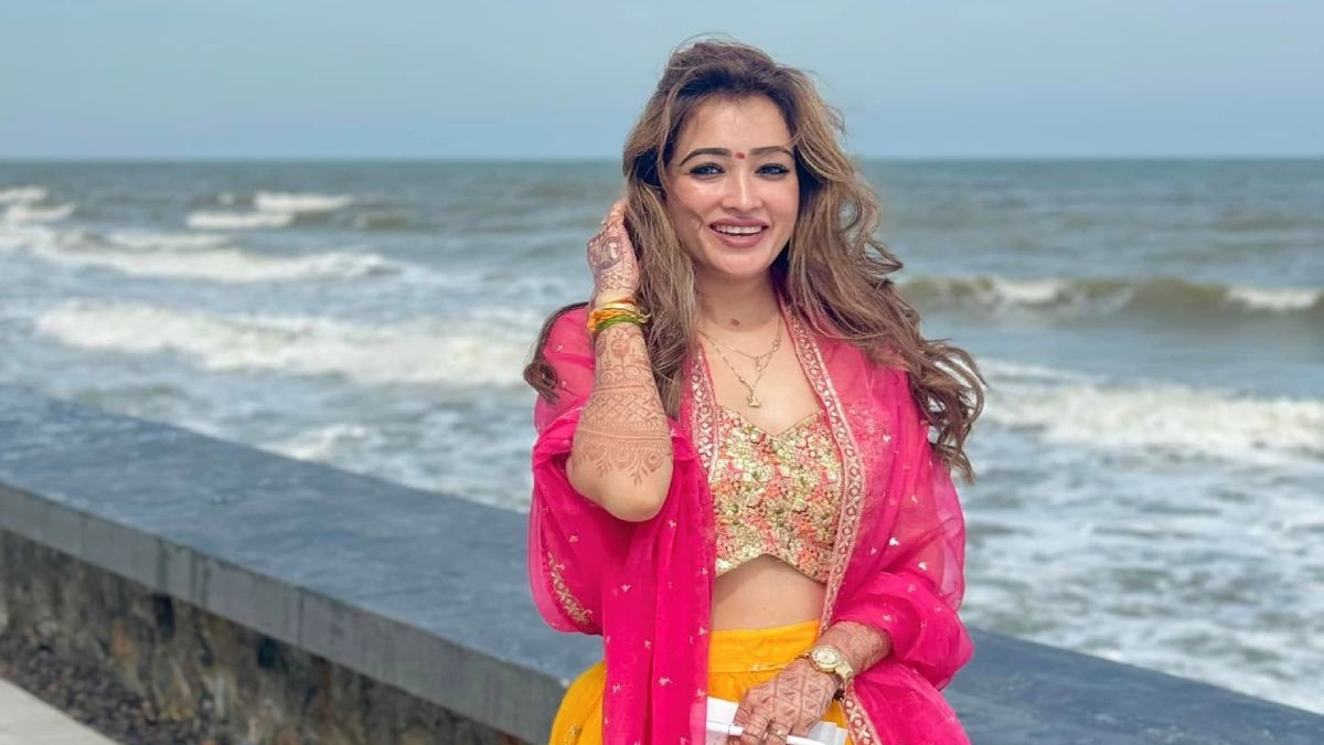 Harsha Richhariya Sanyas: महाकुंभ 2025 की सबसे सुंदर साध्वी ने लिया संन्यास, कौन हैं हर्षानंद गिरि? 