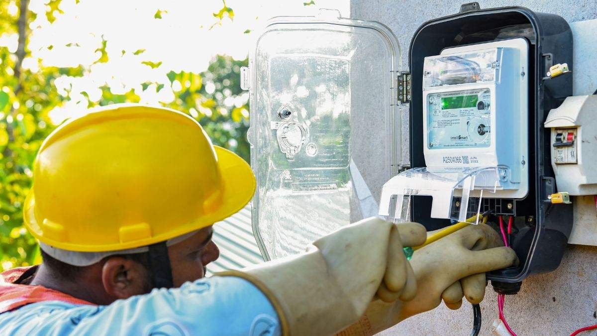 UP में स्मार्ट मीटर पर ब्रेक! उपभोक्ताओं को राहत, सरकार पर अखिलेश यादव ने कसा 'हेराफेरी' का तंज