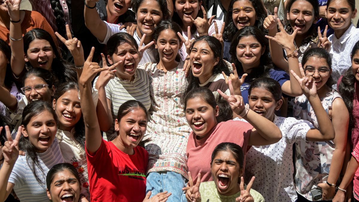 PSEB 10th Result 2026: पंजाब बोर्ड 10वीं में फरीदकोट की हरलीन शर्मा ने किया टॉप, टॉपर्स को क्या मिलेगा प्राइज?