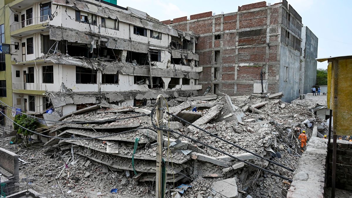 Saket building collapse: दिल्ली बिल्डिंग हादसे में अबतक 6 की मौत, 2 इंजीनियर सस्पेंड, किसकी लापरवाही ने ली जान