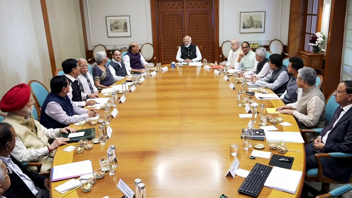 मोदी कैबिनेट में होने जा रहा है बदलाव? इन 2 सीक्रेट घटनाओं ने अचानक बढ़ाई हलचल, BJP फिर से देगी सरप्राइज!