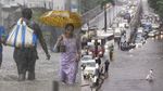 തോരാമഴയിൽ വിറങ്ങലിച്ച് മുംബൈ നഗരം; റോഡുകളിൽ വെള്ളക്കെട്ട്, ട്രെയിൻ, വിമാന ഗതാഗതം തടസപ്പെട്ടു