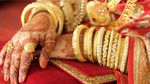 സ്വർണക്കടകൾക്ക് മുന്നിലെ മണലിൽ നിന്നും കിട്ടും സ്വർണത്തരികൾ; തിരക്കിട്ട് തിരഞ്ഞ് ആളുകൾ, അതും തൃശൂരിൽ