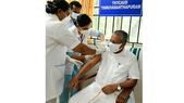 ആശങ്ക വേണ്ട;കോവിഡ്‌ വാക്‌സിന്‍ സ്വീകരിച്ച്‌ മുഖ്യമന്ത്രി