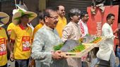 கையில் மீனுடன் தேர்தல் பரப்புரை மேற்கொள்ளும் பாஜக வேட்பாளர்கள்! மேற்கு வங்கத்தில் வினோதம்!