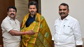 முதல்வர் விஜய்க்குப் பொன்னாடைக்கு பதிலாகப் புடவையை போர்த்தினாரா நயினார்? கொந்தளிக்கும் நெட்டிசன்கள்