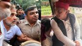 మోడీ ఇంటి ముందు తీవ్ర ఉద్రిక్తత..! రాహుల్, అఖిలేష్ అరెస్ట్..!
