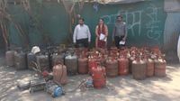 MP News: LPG संकट के बीच इंदौर में बड़ा खुलासा, अवैध गोदाम से 66 सिलेंडर, रिफिलिंग मशीन और बुलेट जब्त MP News: LPG संकट के बीच इंदौर में बड़ा खुलासा, अवैध गोदाम से 66 सिलेंडर, रिफिलिंग मशीन और बुलेट जब्त