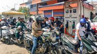 Petrol Diesel Price Hike: 500 रुपए लीटर पेट्रोल की अफवाह से पंपों पर मची भारी लूट, हैदराबाद में लगी लंबी कतार Petrol Diesel Price Hike: 500 रुपए लीटर पेट्रोल की अफवाह से पंपों पर मची भारी लूट, हैदराबाद में लगी लंबी कतार