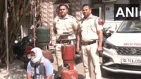 LPG Illegal Gas: दिल्ली में गैस सिलेंडर की कालाबाजारी का भंडाफोड़, 1 आरोपी गिरफ्तार, कई सिलेंडर बरामद