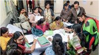 Delhi SIR: 'डबल ड्यूटी&rsquo; पर विवाद! SIR में लगे 7500 टीचरों को जनगणना से छूट दिलाने की मांग, क्या है विवाद