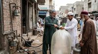 Pak LPG Crisis: पाकिस्तान में गैस की भयंकर किल्लत, गुब्बारों में LPG भर रहे लोग, कैसे करता है काम?