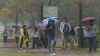 यह पढ़ें: Weather Delhi NCR: अभी और बदलेगा मौसम का मिजाज! धूल भरी आंधी के बाद बरसेंगे बादल, IMD ने जारी किया येलो अलर्ट यह पढ़ें: Weather Delhi NCR: अभी और बदलेगा मौसम का मिजाज! धूल भरी आंधी के बाद बरसेंगे बादल, IMD ने जारी किया येलो अलर्ट