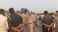 Agra Lucknow Expressway पर सुबह-सुबह बिछ गईं लाशें! दिल्ली से बिहार जा रही बस के उड़े परखच्चे, कैसे हुआ हादसा?