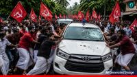 Kerala में हाई वोल्टेज ड्रामा! पिनराई विजयन के घर ED रेड पर भड़के CPI(M) समर्थक, गाड़ियों पर हमला