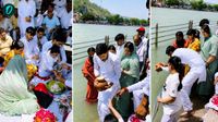 Prateek Yadav की अस्थियां गंगा में विसर्जित, कलश थामे बिलखती रही बेटी, फूट-फूटकर रोईं पत्नी अपर्णा Prateek Yadav की अस्थियां गंगा में विसर्जित, कलश थामे बिलखती रही बेटी, फूट-फूटकर रोईं पत्नी अपर्णा