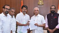 Thalapathy Vijay CM Oath: 9 मई को विजय के CM पद की शपथ पर असमंजस! TVK ने सिर्फ 116 हस्ताक्षर ही सौंपे Thalapathy Vijay CM Oath: 9 मई को विजय के CM पद की शपथ पर असमंजस! TVK ने सिर्फ 116 हस्ताक्षर ही सौंपे
