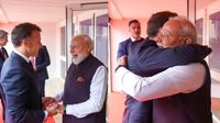 PM Modi France Visit: भारत-फ्रांस दोस्ती की नई तस्वीर! नीस में मैक्रों ने गले लगाकर किया मोदी का स्वागत