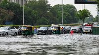 Delhi Rain: दिल्ली से गुरुग्राम तक बारिश, IMD ने जारी किया Red Alert, घर से निकलने से पहले पढ़ लें चेतावनी