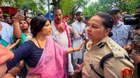 'करंट दिया, छाती पर डंडे मारे, लड़कियों के कपड़े तक फाड़े', अखिलेश की पत्नी डिंपल ने दिल्ली पुलिस की खोली पोल 'करंट दिया, छाती पर डंडे मारे, लड़कियों के कपड़े तक फाड़े', अखिलेश की पत्नी डिंपल ने दिल्ली पुलिस की खोली पोल