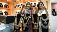 Gold Price: ಒಂದೇ ದಿನಕ್ಕೆ ಬಂಗಾರ ಬೆಲೆ ಭರ್ಜರಿ ಕುಸಿತ, ಗಗನಕ್ಕೇರಿದ ಬೆಳ್ಳಿ; ಬೆಂಗಳೂರಿನಲ್ಲಿ ಎಷ್ಟಿದೆ ದರ? Gold Price: ಒಂದೇ ದಿನಕ್ಕೆ ಬಂಗಾರ ಬೆಲೆ ಭರ್ಜರಿ ಕುಸಿತ, ಗಗನಕ್ಕೇರಿದ ಬೆಳ್ಳಿ; ಬೆಂಗಳೂರಿನಲ್ಲಿ ಎಷ್ಟಿದೆ ದರ?