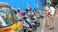 Bengaluru Traffic Fine: ಟ್ರಾಫಿಕ್ ದಂಡಕ್ಕೆ 50% ವಿನಾಯಿತಿ, ಬೆಂಗಳೂರಿನ 12 ಕಡೆ ದಂಡ ಸ್ವೀಕಾರಕ್ಕೆ ಕೌಂಟರ್ Bengaluru Traffic Fine: ಟ್ರಾಫಿಕ್ ದಂಡಕ್ಕೆ 50% ವಿನಾಯಿತಿ, ಬೆಂಗಳೂರಿನ 12 ಕಡೆ ದಂಡ ಸ್ವೀಕಾರಕ್ಕೆ ಕೌಂಟರ್