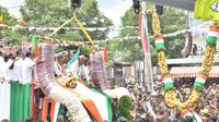 ಕನಕಪುರದ ಮಗನಿಗೆ ರಾಜಮರ್ಯಾದೆ: ಮೆಣಸಿನಕಾಯಿ-ಬೆಳ್ಳುಳ್ಳಿ ಜೊತೆಗೆ 500 ಕೆಜಿ ಸೇಬಿನ ಹಾರ, ಪೂರ್ಣಕುಂಭ ಸ್ವಾಗತ ಕನಕಪುರದ ಮಗನಿಗೆ ರಾಜಮರ್ಯಾದೆ: ಮೆಣಸಿನಕಾಯಿ-ಬೆಳ್ಳುಳ್ಳಿ ಜೊತೆಗೆ 500 ಕೆಜಿ ಸೇಬಿನ ಹಾರ, ಪೂರ್ಣಕುಂಭ ಸ್ವಾಗತ