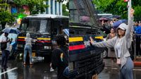 പോലീസ് വാനിന് മുന്നിൽ നെഞ്ചും വിരിച്ച് നിർഭയായി നിൽക്കുന്ന പെൺകുട്ടി; ആ ചിത്രത്തിനും പറയാനുണ്ടൊരു കഥ