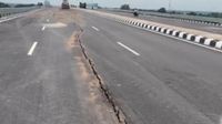 ഉദ്ഘാടനത്തിന് മുന്&zwj;പ് മഴ, ഉത്തര്&zwj;പ്രദേശിലെ രാം വന്&zwj; ഗമന്&zwj; പഥ് റോഡിൽ വിള്ളലും കുഴികളും, വിവാദം