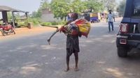 20 ஆயிரம் பணத்தை எடுக்க வங்கிக்கு வந்த எலும்புக்கூடு.. அக்காவை தூக்கி வந்த தம்பி