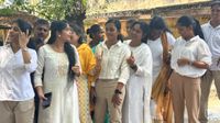 திருச்சியில் &ldquo;வெள்ளை சட்டை &ndash; காக்கி பேண்ட்&rdquo; டிரெண்ட்.. விஜய் ஸ்டைலில் வந்த இளம் வாக்காளர்கள்!