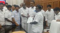 மீண்டும் உடைந்த அதிமுக.. எஸ்பி வேலுமணி, சிவி சண்முகம் தலைமையில் சபாநாயகரிடம் 30 எம்.எல்.ஏக்கள் மனு மீண்டும் உடைந்த அதிமுக.. எஸ்பி வேலுமணி, சிவி சண்முகம் தலைமையில் சபாநாயகரிடம் 30 எம்.எல்.ஏக்கள் மனு