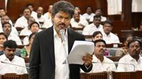 தமிழகத்தின் புதிய அமைச்சர்களாக நடிகர் ஸ்ரீநாத் உள்பட 23 பேர் பதவியேற்பு.. முழு லிஸ்ட் இதோ தமிழகத்தின் புதிய அமைச்சர்களாக நடிகர் ஸ்ரீநாத் உள்பட 23 பேர் பதவியேற்பு.. முழு லிஸ்ட் இதோ