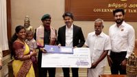 கீர்த்தி சக்ரா விருது பெற்ற ராணுவ வீரருக்கு ரூ 48 லட்சம் பரிசு! குழந்தையை கொஞ்சி மகிழ்ந்த விஜய் கீர்த்தி சக்ரா விருது பெற்ற ராணுவ வீரருக்கு ரூ 48 லட்சம் பரிசு! குழந்தையை கொஞ்சி மகிழ்ந்த விஜய்