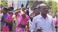 கள்ளக்குறிச்சி அருகே பட்டியலினத்தவா் வசிக்கும் வீடுகளை இடிக்க முயற்சி.. ஜேசிபியுடன் வந்த அதிகாரிகள் கள்ளக்குறிச்சி அருகே பட்டியலினத்தவா் வசிக்கும் வீடுகளை இடிக்க முயற்சி.. ஜேசிபியுடன் வந்த அதிகாரிகள்