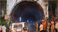 நிலச்சரிவால் சுரங்கப்பாதையை மூடிய மண்.. உள்ளே சிக்கிய தொழிலாளர்களின் நிலை என்ன? மீட்புப்பணிகள் தீவிரம்!
