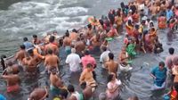 ஆடி அமாவாசை.. ஆயிரக்கணக்கான பக்தர்கள் முன்னோர்களுக்கு தர்ப்பணம் செய்து வழிபாடு! குவிந்த கூட்டம்! ஆடி அமாவாசை.. ஆயிரக்கணக்கான பக்தர்கள் முன்னோர்களுக்கு தர்ப்பணம் செய்து வழிபாடு! குவிந்த கூட்டம்!